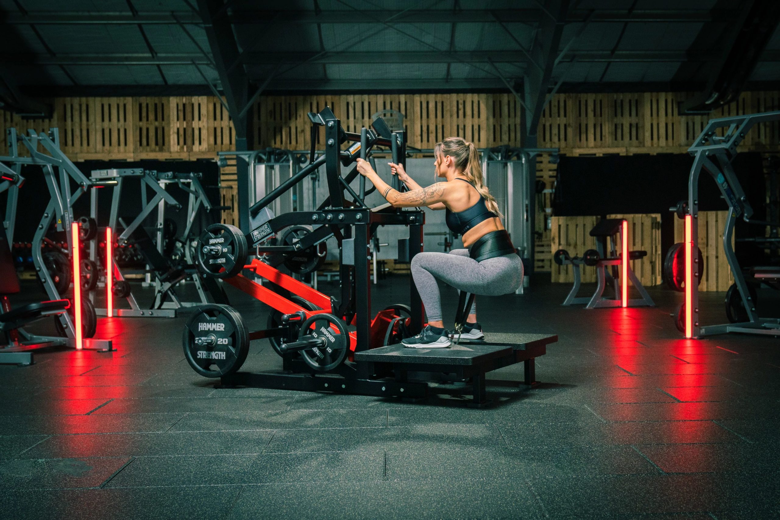 Belt Squat från Hammer Strength tränar säte och lår på ett skonsamt och effektivt.