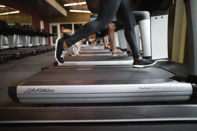 Fötter som springer på löpband från Life Fitness