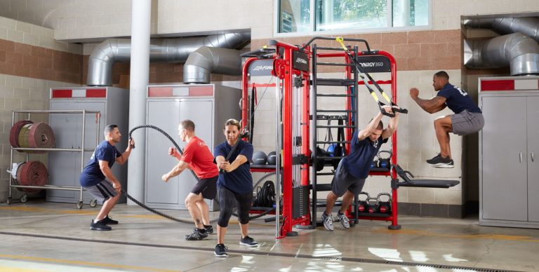 Brandmän som tränar på SYNRGY360 från Life Fitness, funktionell träning.