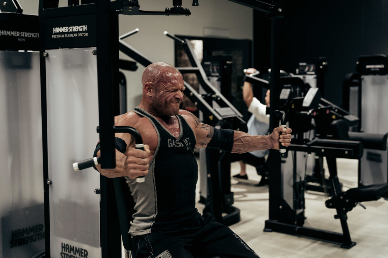 Tränande man, Gemla Padel & Gym i utrustning från Hammer Strength