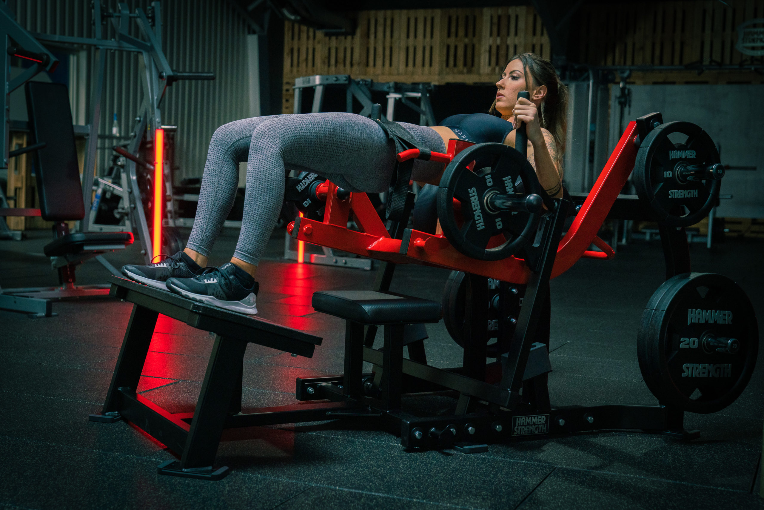 Kvinna tränar på en Hammer Strength Glute Drive