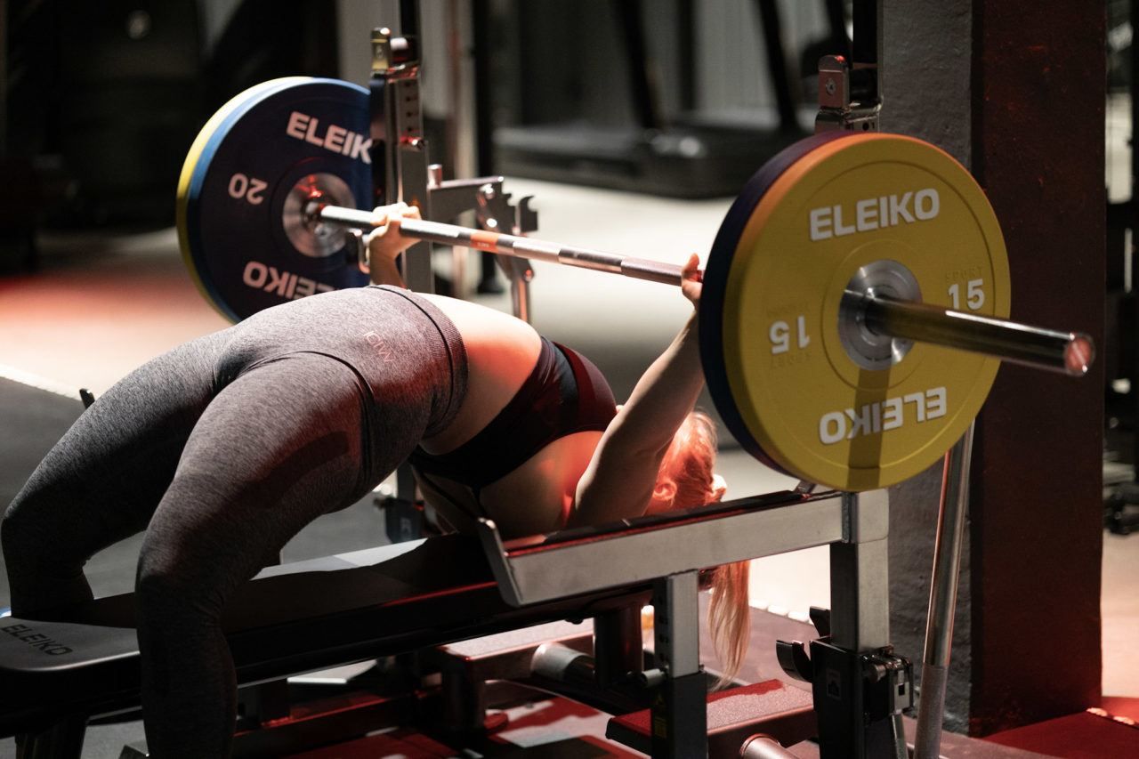 Tränande kvinna på Gemla Padel & Gym i utrustning från Hammer Strength