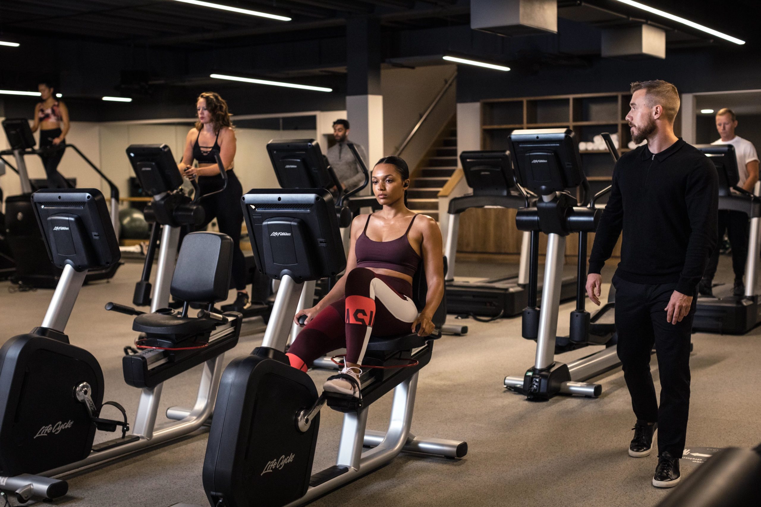 Kvinna cyklar på träningscykel från Life Fitness