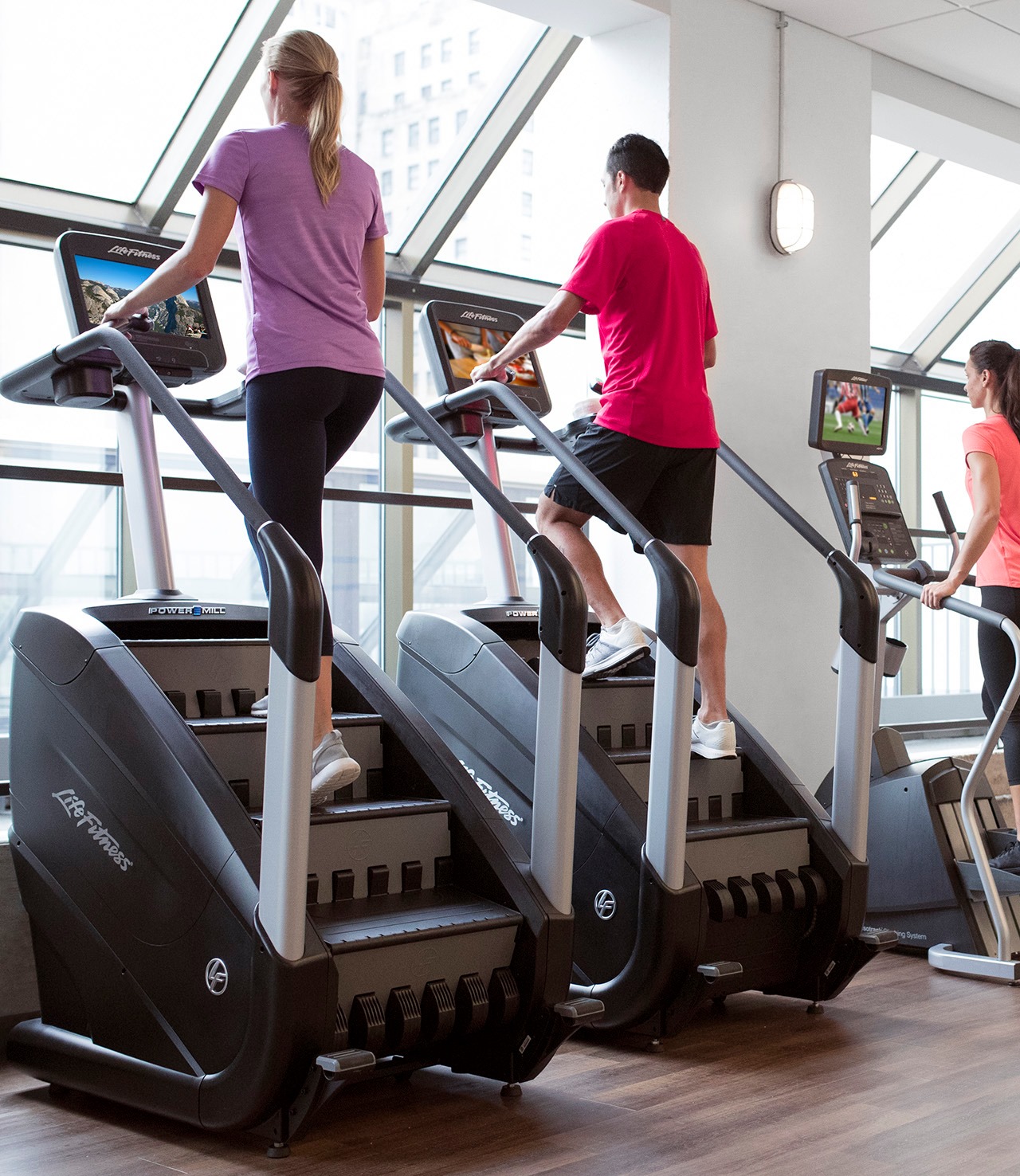 Kvinna och man tränar på Power MIll Climber, trappmaskinen från Life Fitness