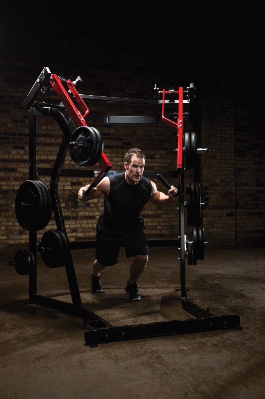 Man tränar i Hammer Strength Ground Base