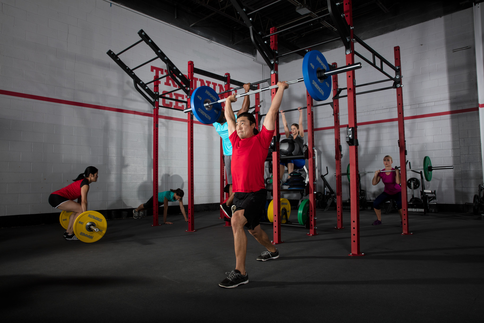 Man som tränar i HD Athletic från Hammer Strength