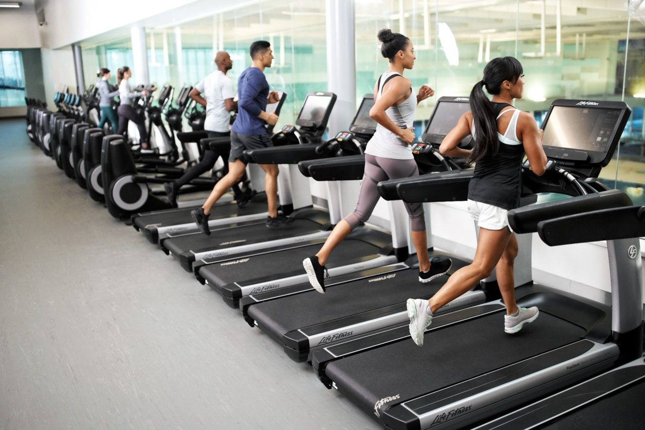 Kvinnor och män springer på löpband från Life Fitness, Elevation Series