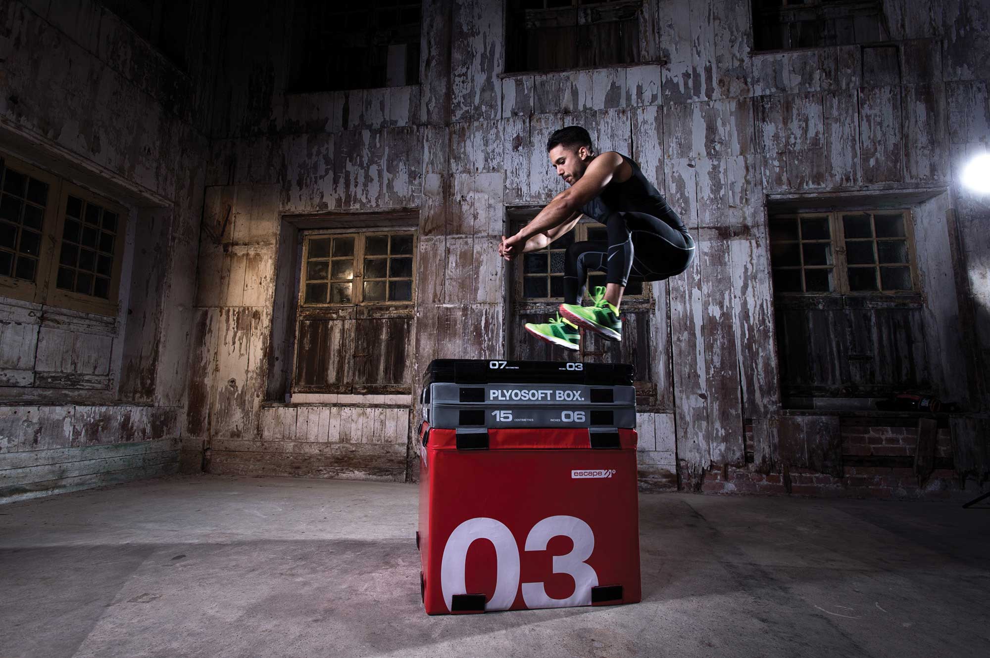 Man hoppar på en plyobox, softbox från Escape Fitness