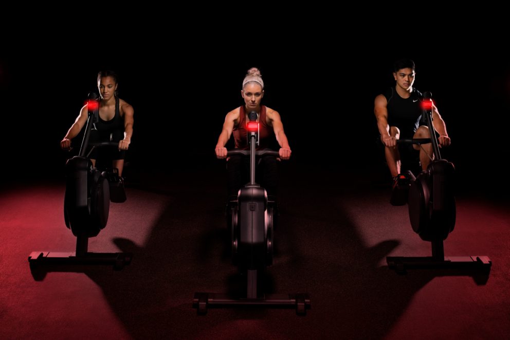 Tre personer tränar på Heat Row från Life Fitness, träningsredskap för konditionsträning och styrka