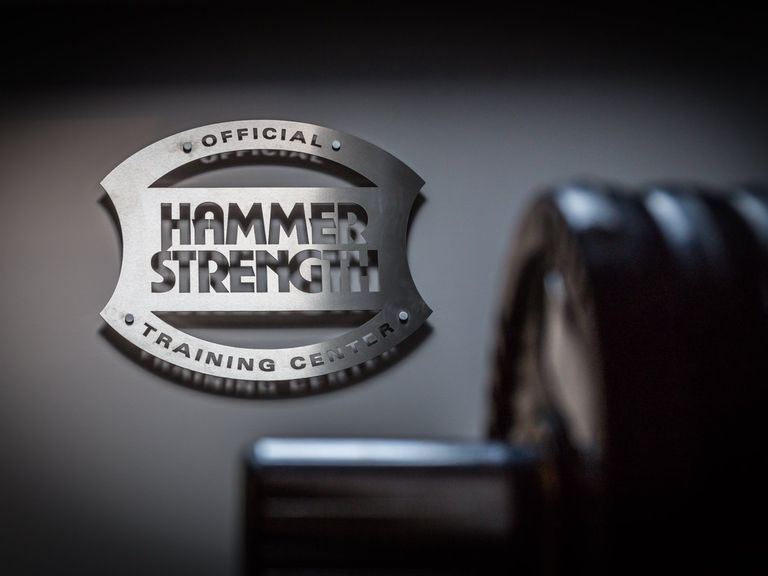 Rostfria skylten med Official Hammer Strength Training Center