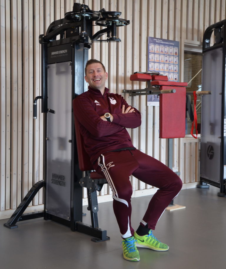 Martin Gustavsson på Widénska Gymnasiet visar upp gymmet med Life Fitness och Hammer Strength utrustning