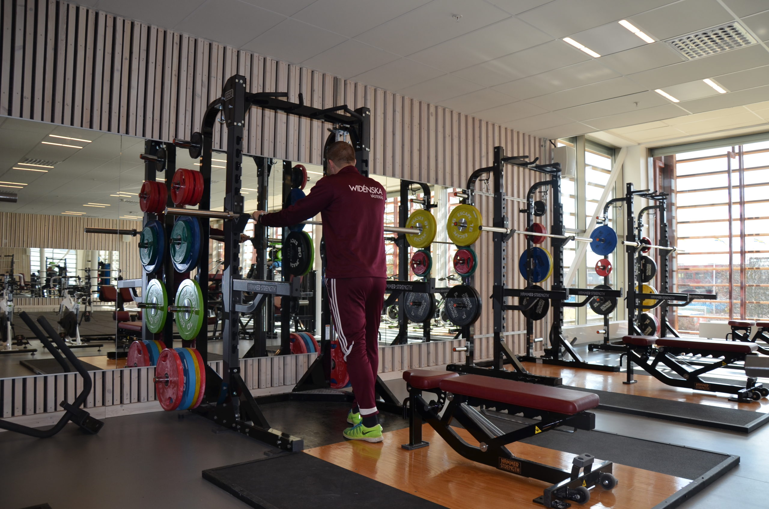 Martin Gustavsson på Widénska Gymnasiet visar upp gymmet med Life Fitness och Hammer Strength utrustning