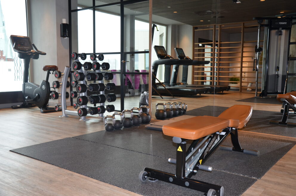 Hantlar och träningsbänk från Life Fitness på Downtown Camper