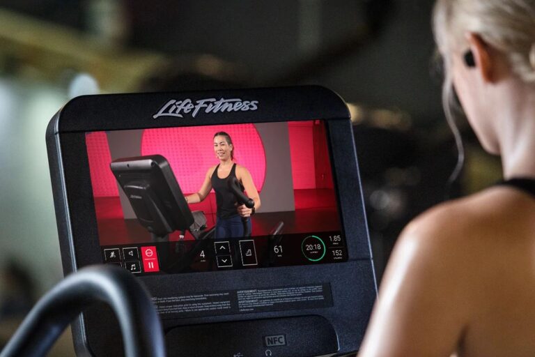 Kvinna på crosstrainer