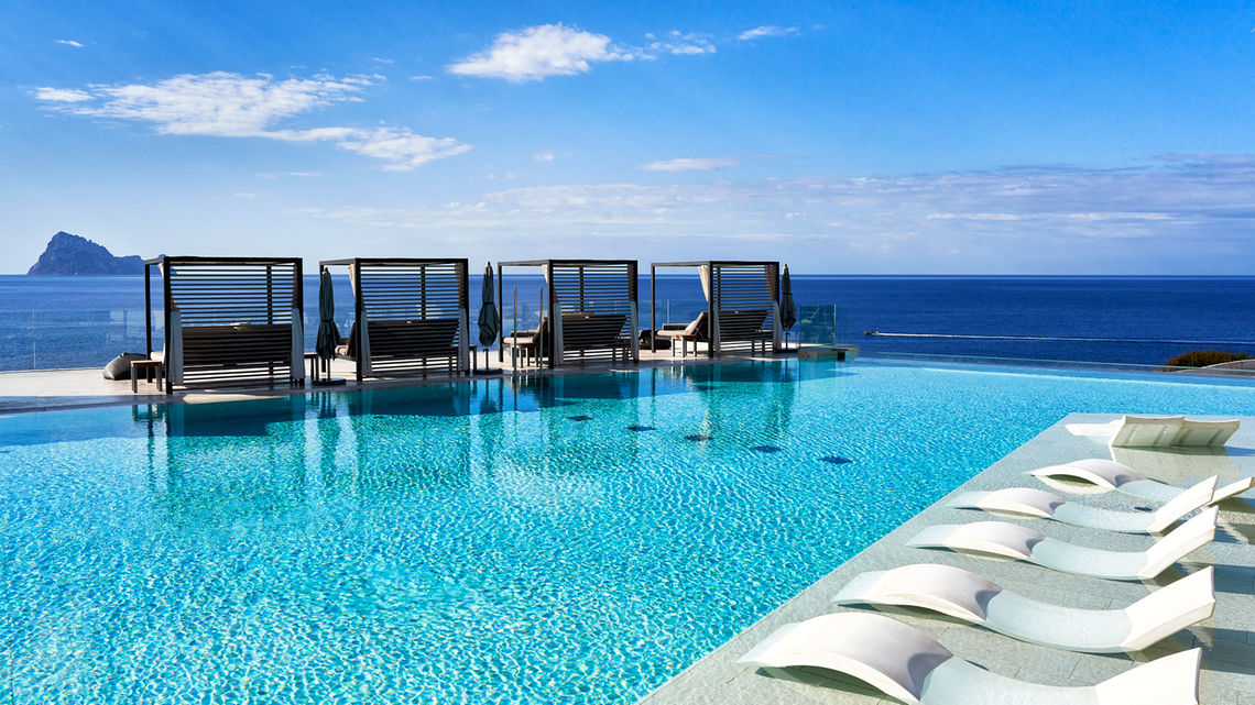 7Pines Resort Ibiza, solstolar vid poolen