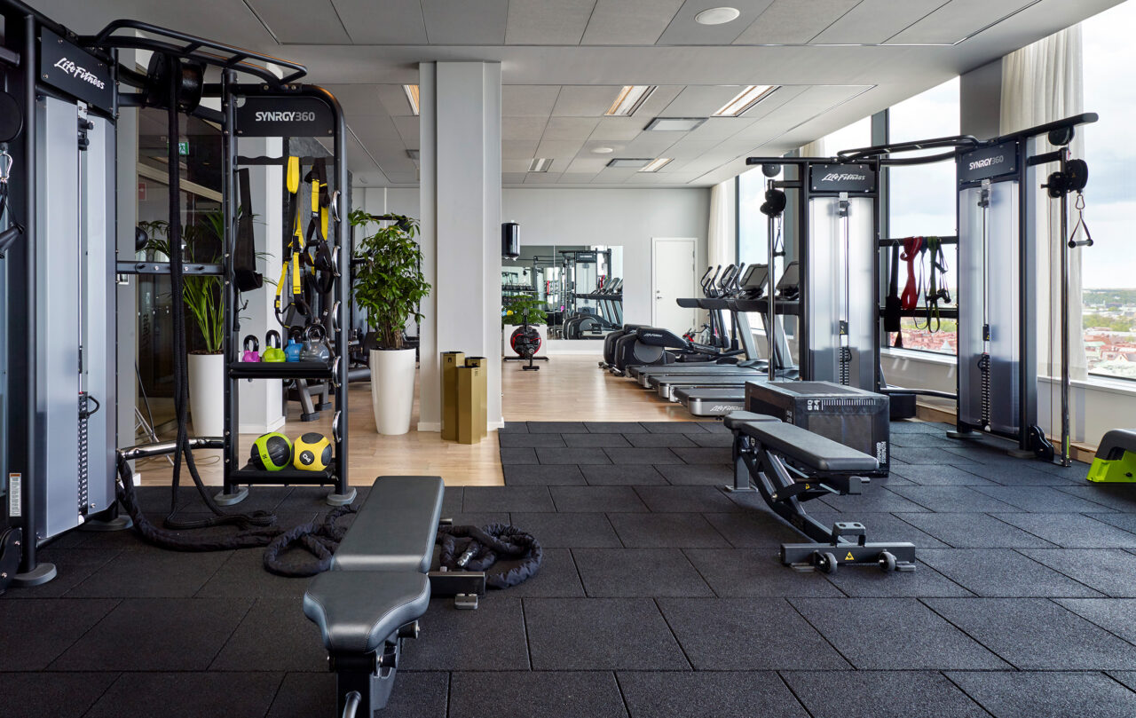 Träningsutrustning fårn Life Fitness och Hammer Strength på Upper House Gym, Gothia Towers