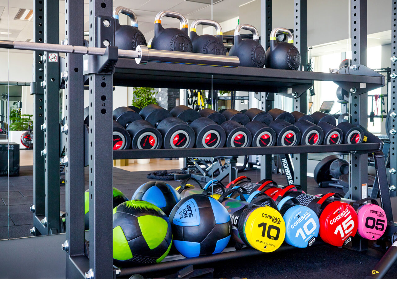 Hantlar, corebags, kettlebells och andra tillbehör på Upper House Gym, Gothia Towers