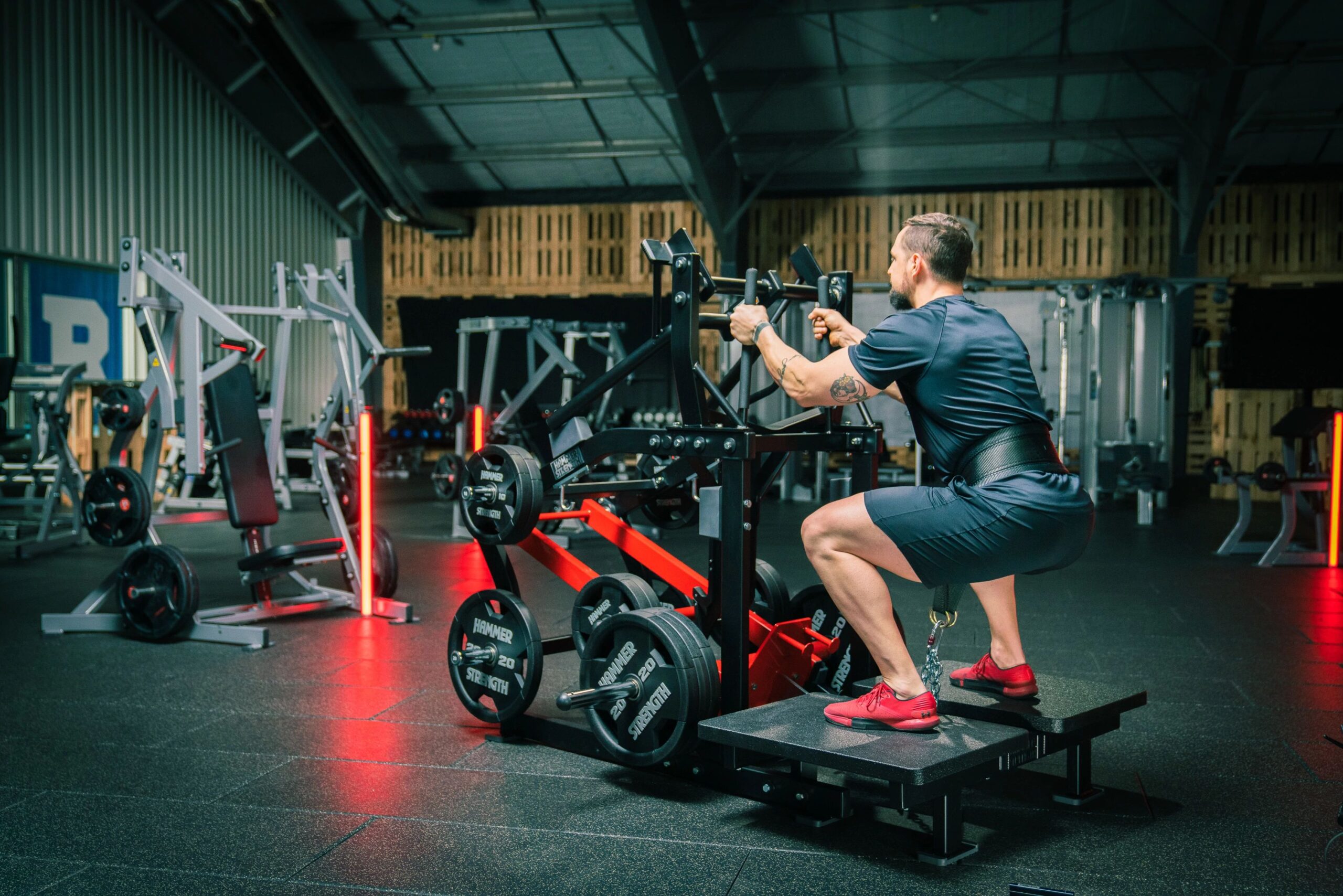 Man tränar gluteus och hämstrings i Hammer Strength Glute Drive