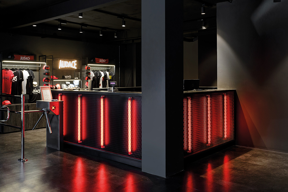 Receptionsdisken är svart med röd ledbelysning som ger en urban, modern design.