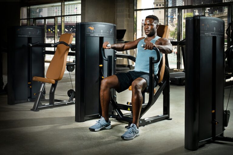 Man tränar i styrketräningsmaskin, bröstpress från Life Fitness.